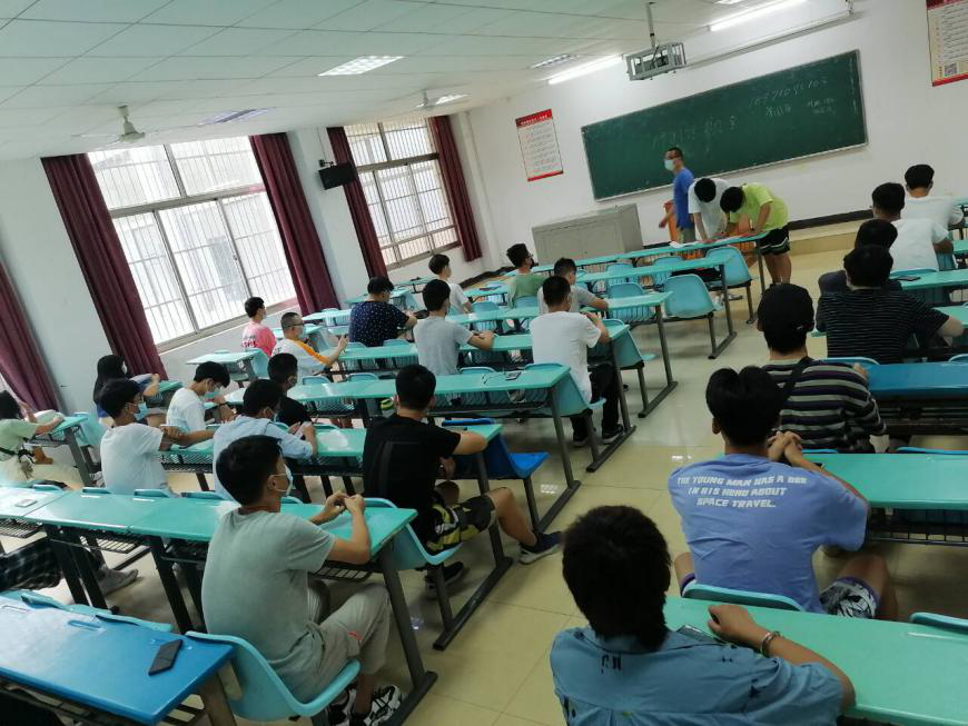 (图为2019级各班召开主题班团会)