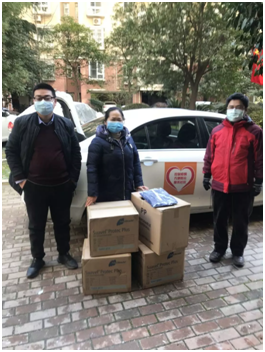 (图为冯先成老师在捐赠物资) 伟德(bevictor)官方网站