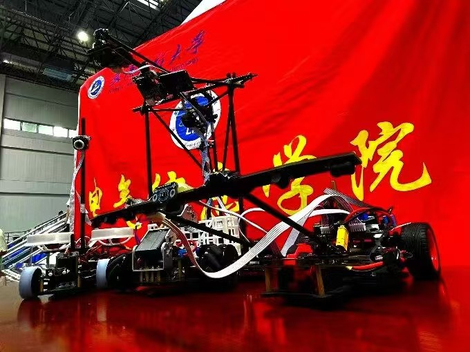 (从左到右依次为电磁小车、地平线小车、镜头小车) (从左到右依次为电磁小车、地平线小车、镜头小车)