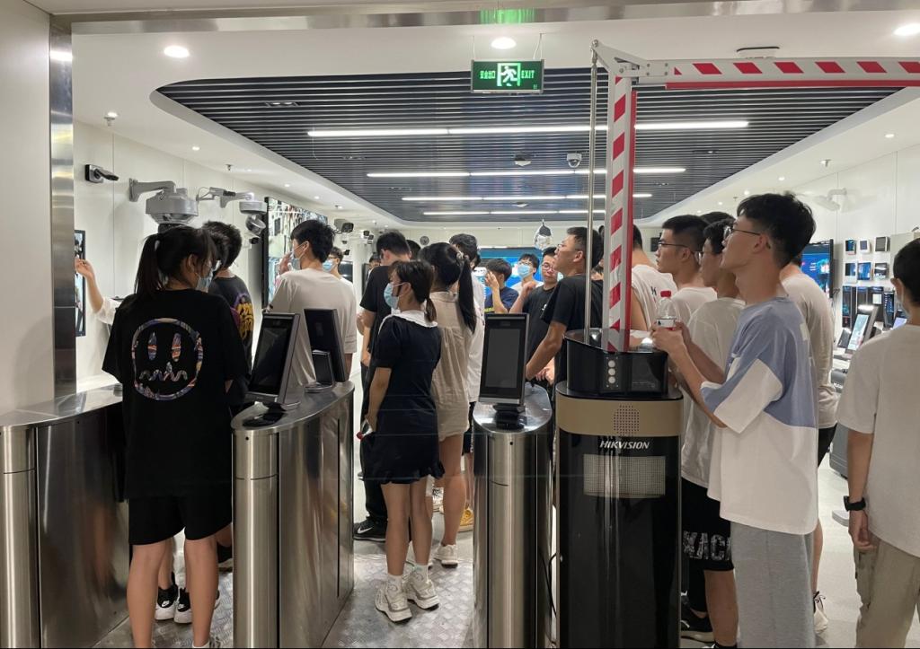 在杭州海康威视数字技术股份有限公司武汉分公司参观学习