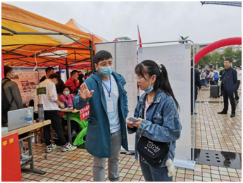 (图为学院老师为新生报到做好服务工作)