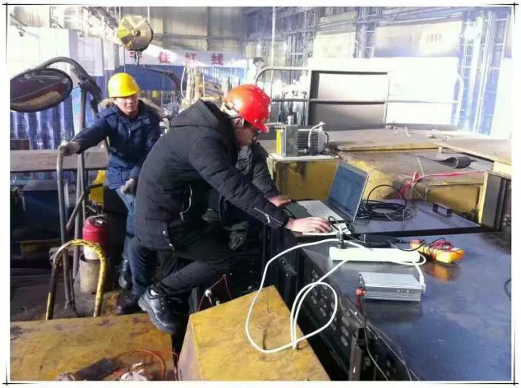 (王阳正在进行大型矿车制动能量回收与利用系统车载运行实验)