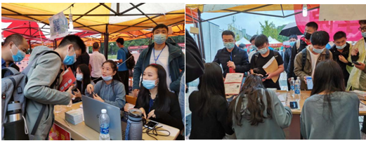 (图为学院高年级学生为新生现场答疑)