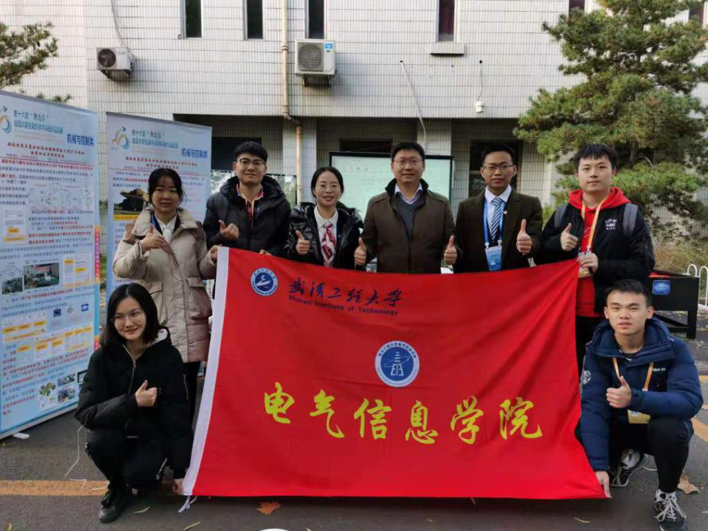 (王阳和团队合影)