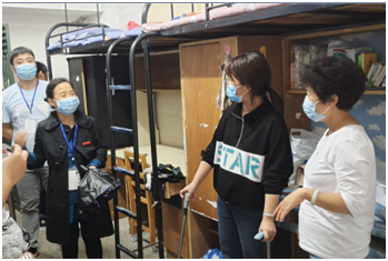 (图为学院老师深入寝室看望慰问学生和家长)