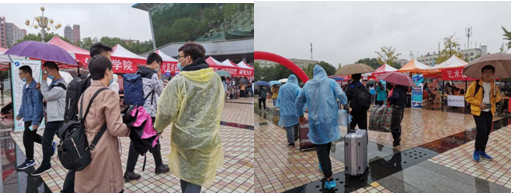 (图为学院学生志愿者为新生搬运行李)