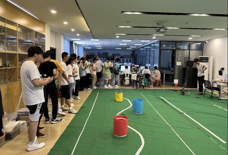 观看机器人足球射门、篮球投篮、寻迹行走等演示