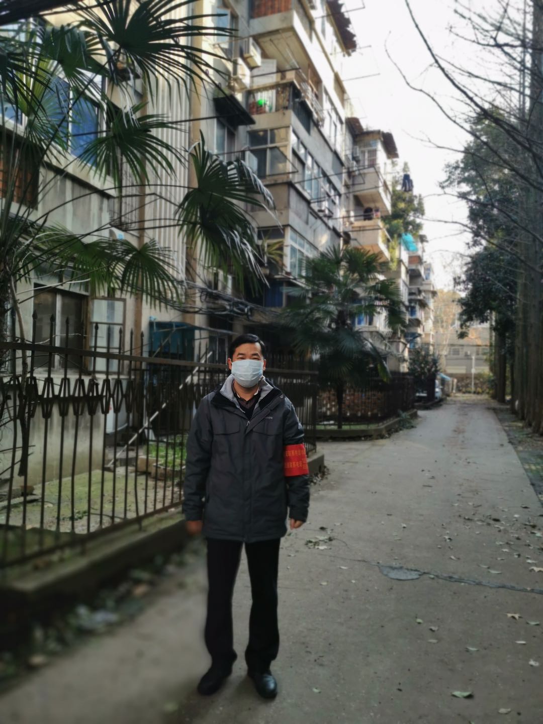 (图为李自成老师在执勤) 伟德(bevictor)官方网站