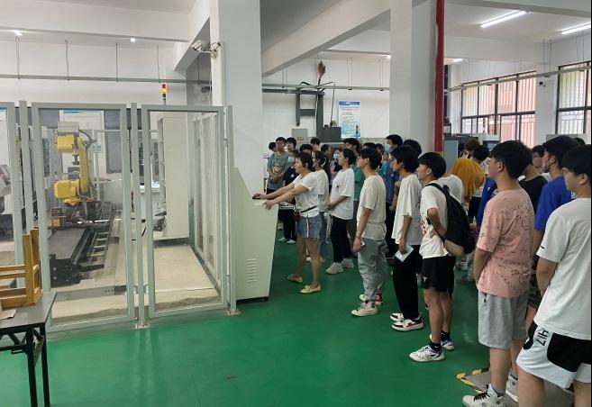 智能制造工程中心教师讲解演示智能生产线机器人